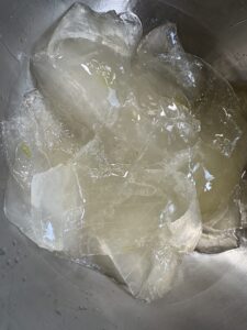 アロエベラの透明ジェルを取り出した様子