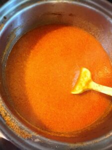 完熟柿を煮詰めてソースに仕上げている写真