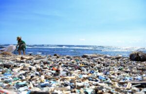 インドネシアの海岸に大量のプラスチックごみが漂着している様子