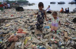 インドネシアの海岸に大量のプラスチックごみが漂着している様子