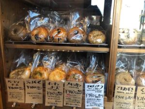 ベーグルが並んでいる棚の写真